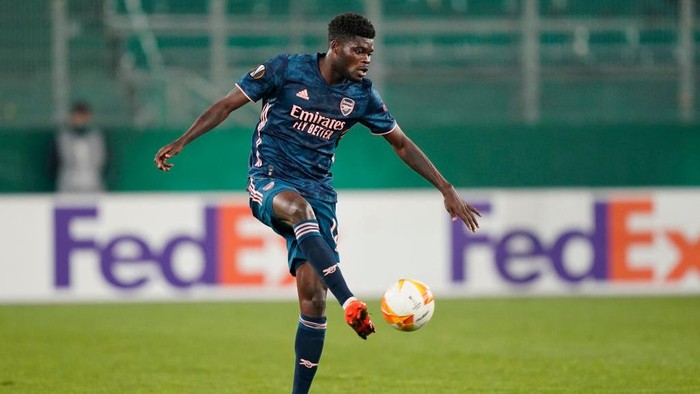 VIENNA, AUSTRIA - OCTOBER 22: Thomas Partey of Arsenal controls the ball during the UEFA Europa League Group B stage match between Rapid Wien and Arsenal FC at Allianz Stadion on October 22, 2020 in Vienna, Austria. Rapid Wien are allowing a limited number of 3000 spectators to be in attendance as Covid-19 pandemic restrictions are eased.  (Photo by Chris Hofer/Getty Images)