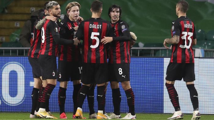 ac milan liga europa sandro tonali celtic vs ac milan AC Milans Jens Petter Hauge, 2nd left no 15, celebrates with teammates after scoring his sides third goal during the Europa League Group H first leg soccer match between Celtic and AC Milan at the Celtic Park stadium in Glasgow, Scotland, Thursday, Oct. 22, 2020. AC Milan won the match 3-1. (Jane Barlow/Pool via AP)