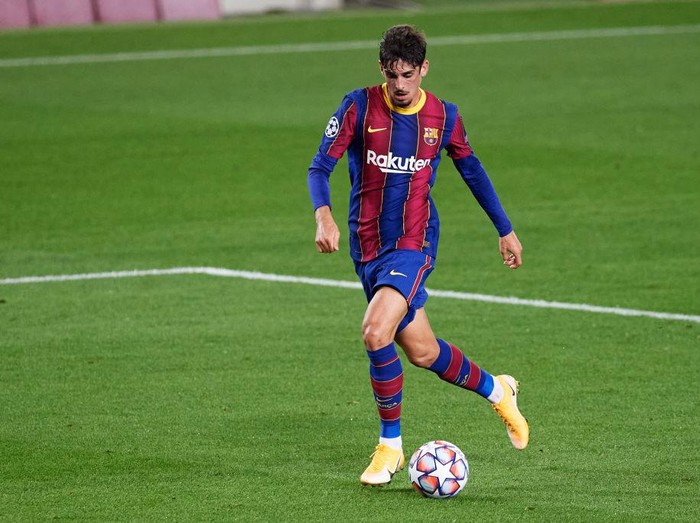 BARCELONA, SPAIN - OCTOBER 20: Ansu Fati of FC Barcelona runs with the ball during the UEFA Champions League Group G stage match between FC Barcelona and Ferencvaros Budapest at Camp Nou on October 20, 2020 in Barcelona, Spain. (Photo by Alex Caparros/Getty Images)
