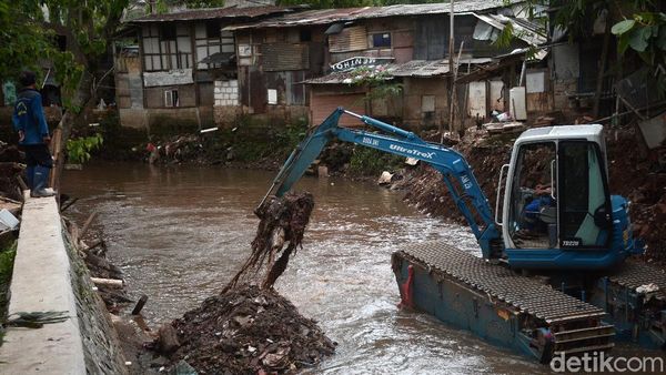 Antisipasi Banjir, Kali Krukut Dikeruk