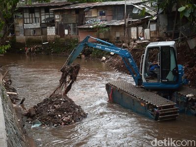 Antisipasi Banjir, Kali Krukut Dikeruk