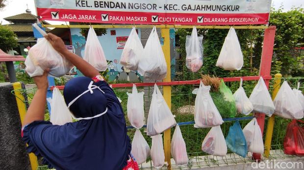Berbagi sembako di Bendan Ngisor, Semarang. Untuk saling membantu di masa pandemi.