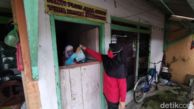Berbagi sembako di Bendan Ngisor, Semarang. Untuk saling membantu di masa pandemi.