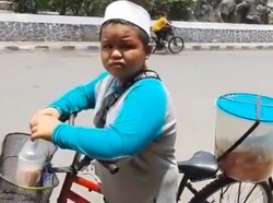 Inspiratif! Bocah 14 Tahun Jualan Kue Keliling hingga Malam Demi Keluarga
