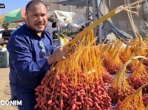 Pria Indonesia Borong Kurma di Palestina untuk Dibagikan ke Anak-anak Pria Indonesia Borong Kurma di Palestina untuk Dibagikan ke Anak-anak