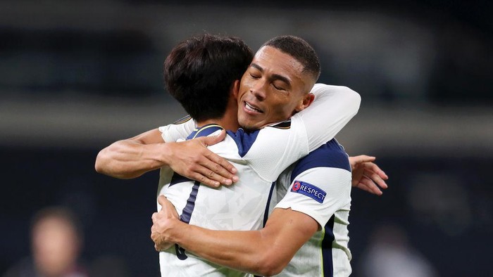 LONDON, ENGLAND - OCTOBER 22: Heung-Min Son of Tottenham Hotspur celebrates after scoring his sides third goal Carlos Vinicius Alves Morais of Tottenham Hotspur during the UEFA Europa League Group J stage match between Tottenham Hotspur and LASK at Tottenham Hotspur Stadium on October 22, 2020 in London, England. Sporting stadiums around the UK remain under strict restrictions due to the Coronavirus Pandemic as Government social distancing laws prohibit fans inside venues resulting in games being played behind closed doors. (Photo by Catherine Ivill/Getty Images)