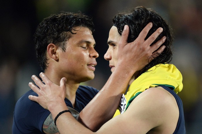 Paris Saint-Germains Uruguayan forward Edinson Cavani (R) celebrates with his teammatee Paris Saint-Germains Brazilian defender Thiago Silva at the end of the French L1 football match between Nantes and Paris Saint-Germain on May 3, 2015 at the Beaujoire stadium in Nantes, western France.  AFP PHOTO / JEAN-SEBASTIEN EVRARD (Photo by JEAN-SEBASTIEN EVRARD / AFP)