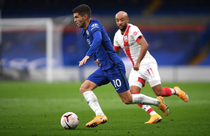 LONDON, ENGLAND - OCTOBER 17: Christian Pulisic of Chelsea is challenged by Nathan Redmond of Southampton during the Premier League match between Chelsea and Southampton at Stamford Bridge on October 17, 2020 in London, England. Sporting stadiums around the UK remain under strict restrictions due to the Coronavirus Pandemic as Government social distancing laws prohibit fans inside venues resulting in games being played behind closed doors. (Photo by Mike Hewitt/Getty Images)