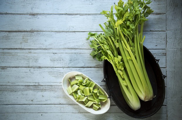 Daun seledri biasanya digunakan untuk makanan. Tapi, daun seledri juga bisa kamu manfaatkan untuk mempertebal rambut.
