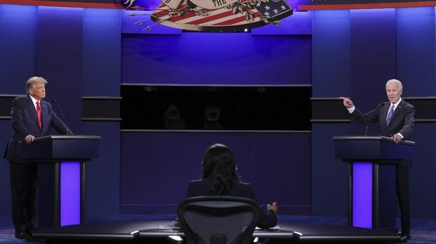 President Donald Trump and Democratic presidential candidate former Vice President Joe Biden participate in the final presidential debate at Belmont University, Thursday, Oct. 22, 2020, in Nashville, Tenn. (Chip Somodevilla/Pool via AP)