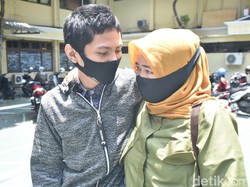 Haru Tangis Saat Pedemo Dijemput Ortunya di Polresta Banyuwangi