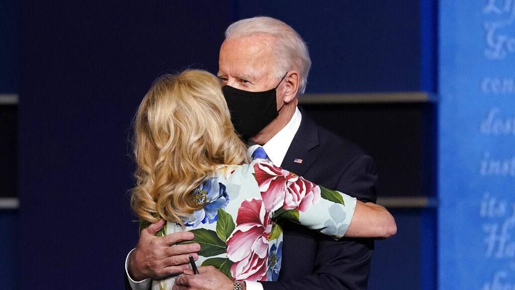 Pelukan Hangat Istri Joe Biden Usai Debat Capres AS 2020