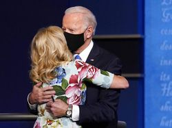 Pelukan Hangat Istri Joe Biden Usai Debat Capres AS 2020