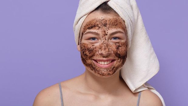 Mengeksfoliasi wajah dapat melunturkan sel kulit mati yang menumpuk.
