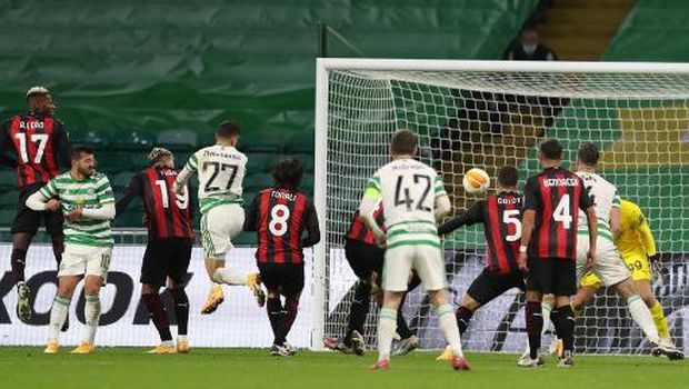 Celtic's Moroccan midfielder Mohamed Elyounoussi (4L) scores his team's first goal during the UEFA Europa League 1st round group H football match between Celtic and AC Milan at Celtic Park stadium in Glasgow, Scotland on October 22, 2020. (Photo by RUSSELL CHEYNE / POOL / AFP)