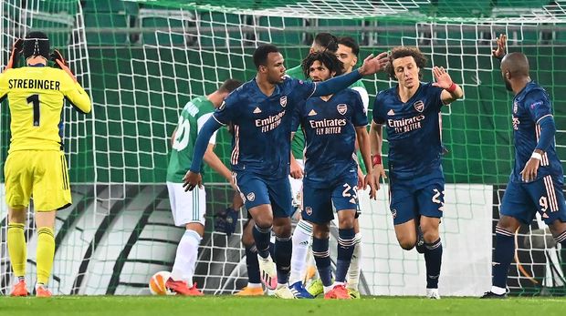 Arsenal's Brazilian defender David Luiz (2ndR) celebrates scoring with team mates during the UEFA Europa League Group B football match Rapid Wien v Arsenal in Vienna, Austria on October 22, 2020. (Photo by JOE KLAMAR / AFP)