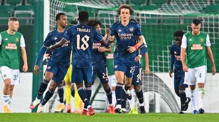 Arsenals Brazilian defender David Luiz (right) celebrates scoring with team mates during the UEFA Europa League Group B football match Rapid Wien v Arsenal in Vienna, Austria on October 22, 2020. (Photo by JOE KLAMAR / AFP)