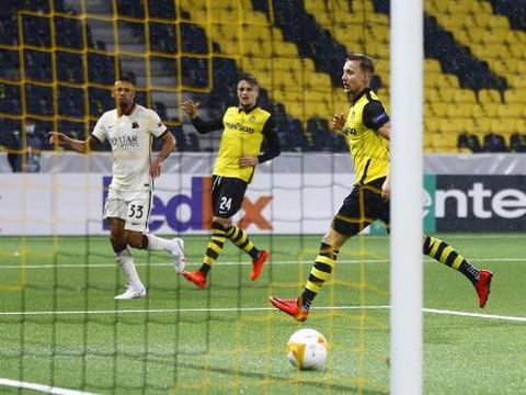 Roma's Brazilian defender Bruno Peres shoots and scores a goal during the UEFA Europa League Group A first-leg football match between Young Boys and AS Roma, at the Stadion Wankdorf stadium, in Bern, on October 22, 2020. (Photo by ARND WIEGMANN / POOL / AFP)