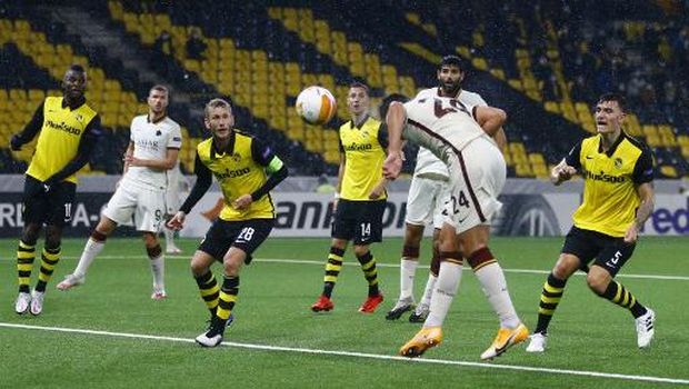 Roma's Albanian defender Marash Kumbulla heads and scores a goal during the UEFA Europa League Group A first-leg football match between Young Boys and AS Roma, at the Stadion Wankdorf stadium, in Bern, on October 22, 2020. (Photo by ARND WIEGMANN / POOL / AFP)