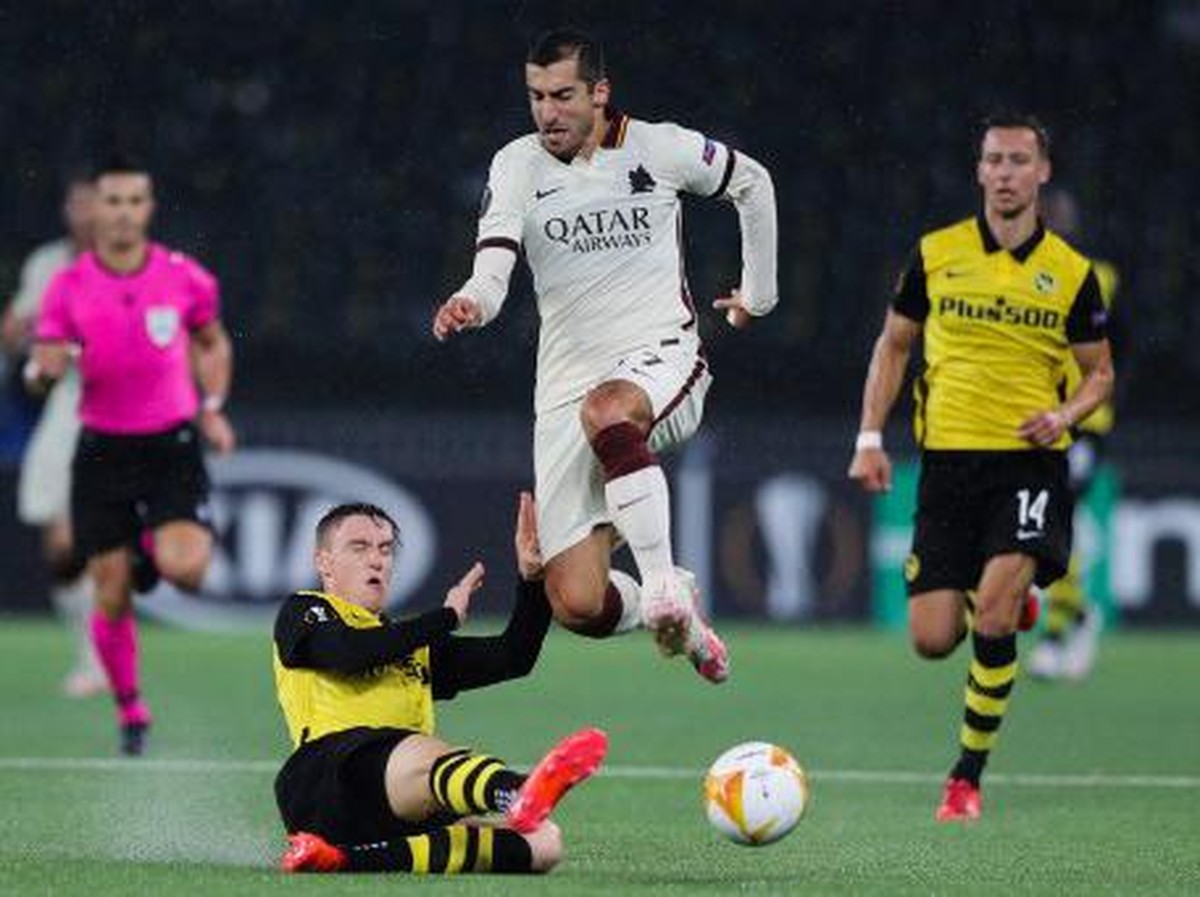 Mkhitaryan (putih) mencetak satu assist untuk kemenangan Roma. Foto: AFP/ARND WIEGMANN