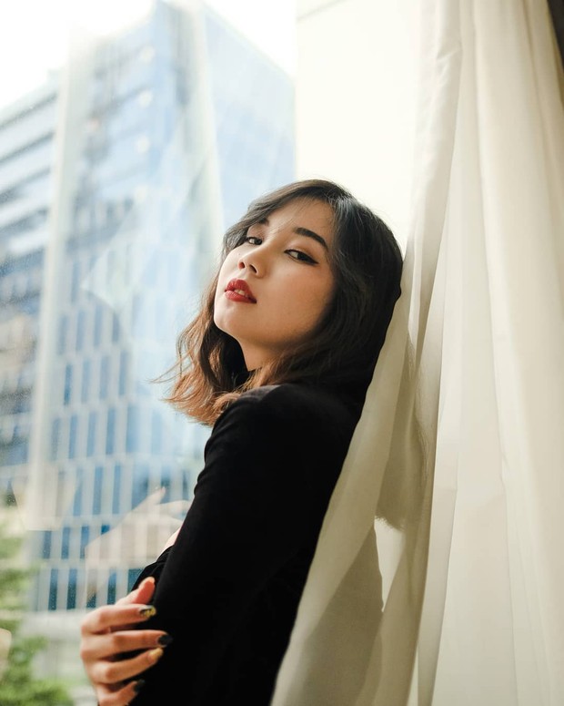 Yuri mengenakan baju berwarna hitam