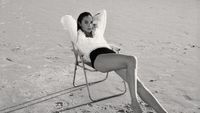 Gal Gadot Berbikini di Pantai Laut Tengah