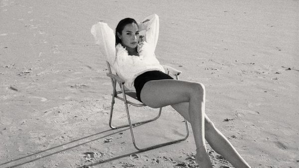 Gal Gadot Berbikini di Pantai Laut Tengah