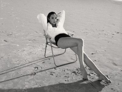 Gal Gadot Berbikini di Pantai Laut Tengah