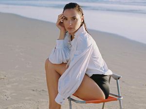 Gal Gadot Pamer Perut Hamil saat Tampil Berbikini Gal Gadot Pamer Perut Hamil saat Tampil Berbikini