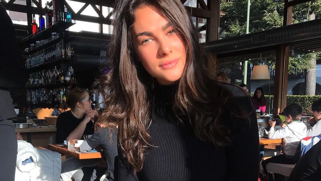 Gaya Francesca Sofia Novello, Kekasih Valentino Rossi Saat Makan Enak