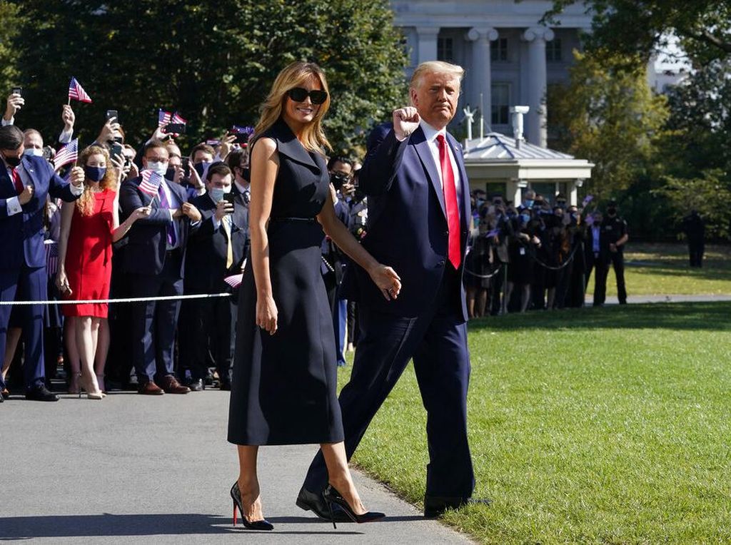 Melania Trump Eksis Lagi Setelah Kena Corona, Muncul Tanpa Masker Melania Trump Eksis Lagi Setelah Kena Corona, Muncul Tanpa Masker