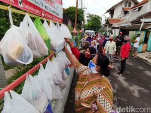 Gratis! Sembako Ini Digantung untuk Bantu Warga Terdampak COVID-19