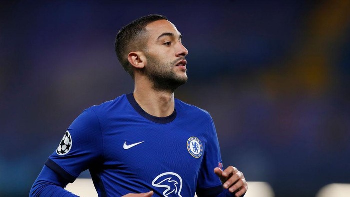 LONDON, ENGLAND - OCTOBER 20: Hakim Ziyech of Chelsea looks on during the UEFA Champions League Group E stage match between Chelsea FC and FC Sevilla at Stamford Bridge on October 20, 2020 in London, England. Sporting stadiums around the UK remain under strict restrictions due to the Coronavirus Pandemic as Government social distancing laws prohibit fans inside venues resulting in games being played behind closed doors. (Photo by Alastair Grant - Pool/Getty Images)