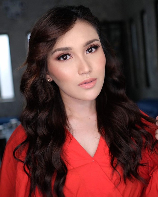https://www.instagram.com/ayutingting92/ Ayu Ting Ting memulai melakukan perawatan kecantikan pada Januari 2018 hingga Juli 2020. Ia menjalani sejumlah perawatan, di antaranya laser glowing dan tanan benam.
