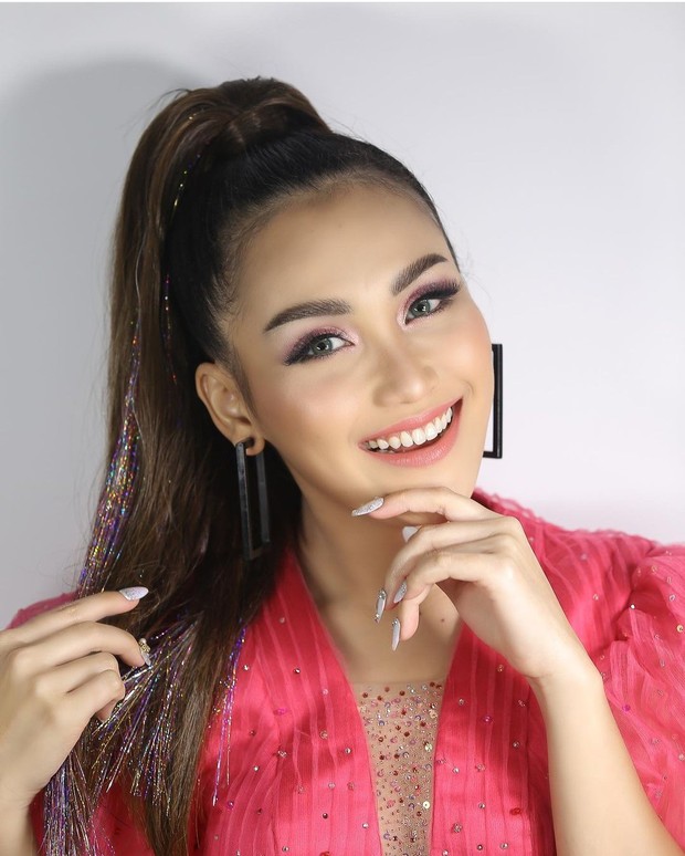 https://www.instagram.com/ayutingting92/ Setelah menjalani sejumlah treatment, wajah Ayu Ting Ting tampak lebih cantik, glowing, proposional, serta lebih tirus.