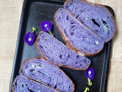Untuk Donasi Kanker Payudara, Baker Ini Bikin Sourdough Bunga Telang
