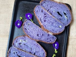 Untuk Donasi Kanker Payudara, Baker Ini Bikin Sourdough Bunga Telang Untuk Donasi Kanker Payudara, Baker Ini Bikin Sourdough Bunga Telang