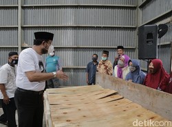 Ipong Apresiasi Pabrik Plywood yang Serap Tenaga Kerja di Tengah Pandemi