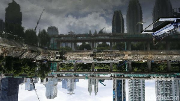 Jakarta Diselimuti Awan Mendung