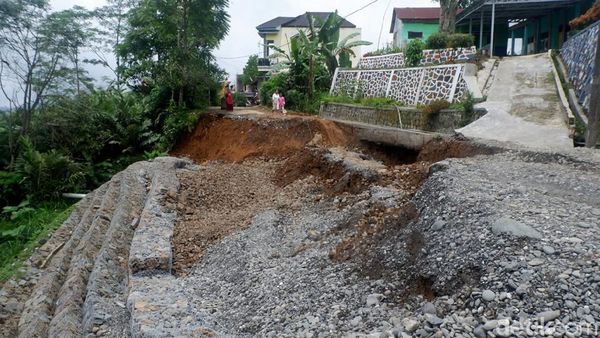 Jalan Akses Dua Desa di Banjarnegara Putus Gegara Tanah Gerak