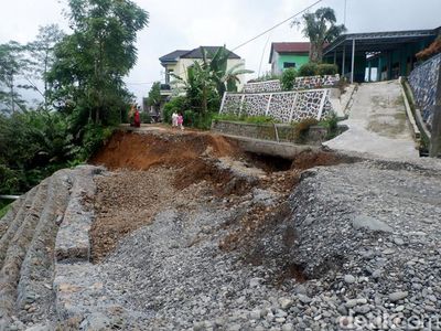 Jalan Akses Dua Desa di Banjarnegara Putus Gegara Tanah Gerak
