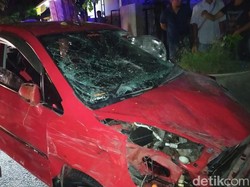 Jalan Zig-zag, Sebuah Mobil di Banyuwangi Tabrak Tiga Pemotor