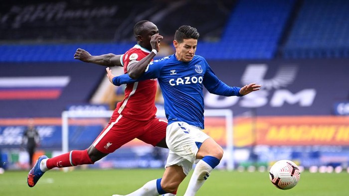 LIVERPOOL, ENGLAND - OCTOBER 17: James Rodriguez of Everton is challenged by Sadio Mane of Liverpool  during the Premier League match between Everton and Liverpool at Goodison Park on October 17, 2020 in Liverpool, England. Sporting stadiums around the UK remain under strict restrictions due to the Coronavirus Pandemic as Government social distancing laws prohibit fans inside venues resulting in games being played behind closed doors. (Photo by Laurence Griffiths/Getty Images)