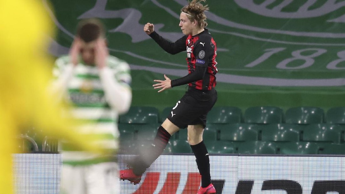 Striker AC Milan, Jens Peter Hauge merayakan golnya ke gawang Celtic di pertandingan Liga Europa. (Foto: Jane Barlow/Pool via AP)