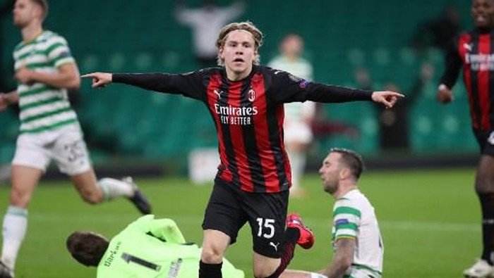 AC Milans Norwegian midfielder Jens Petter Hauge celebrates scoring his teams third goal during the UEFA Europa League 1st round group H football match between Celtic and AC Milan at Celtic Park stadium in Glasgow, Scotland on October 22, 2020. (Photo by RUSSELL CHEYNE / POOL / AFP)