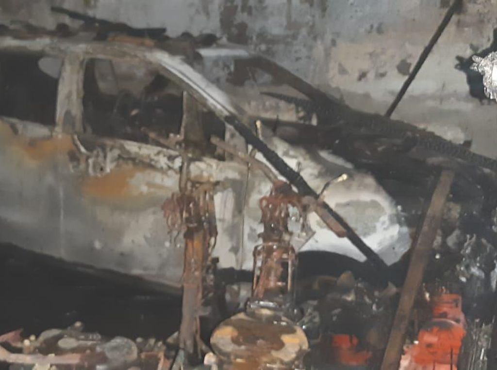 Sekeluarga Tewas dalam Kebakaran di Tangerang, Mobil-Motor Ikut Terbakar Sekeluarga Tewas dalam Kebakaran di Tangerang, Mobil-Motor Ikut Terbakar