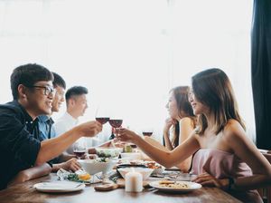 Kencan Buta, Wanita Ini Bawa 23 Teman untuk Ditraktir Makan Sang Pria