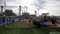 Dua lapangan latih JIS berada di sisi utara stadion. Masing-masing lapangan berukuran 165 meter x 68 meter yang dibatasi tribun pemain.
