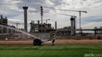 Arnold mengatakan kelebihan rumput hybrid dapat digunakan hingga 1.000 jam pertandingan bila dibandingkan hanya menggunakan rumput natural, yakni 300 jam pertandingan.