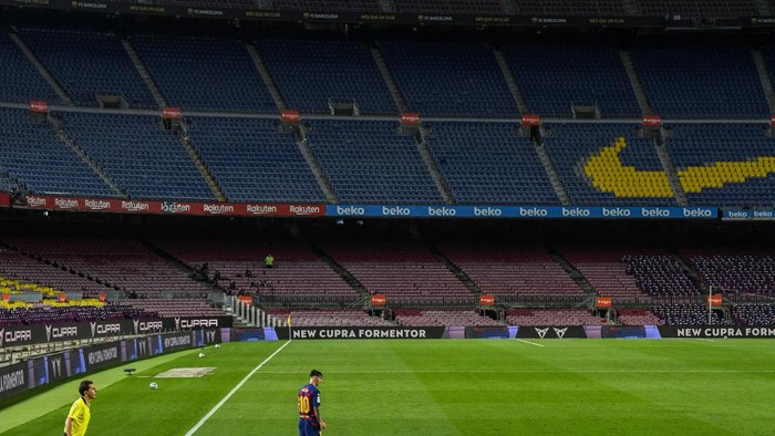 BARCELONA, SPAIN - JUNE 30: Lionel Messi of FC Barcelona takes a takes a free-kick during the Liga match between FC Barcelona and Club Atletico de Madrid at Camp Nou on June 30, 2020 in Barcelona, Spain. (Photo by David Ramos/Getty Images)